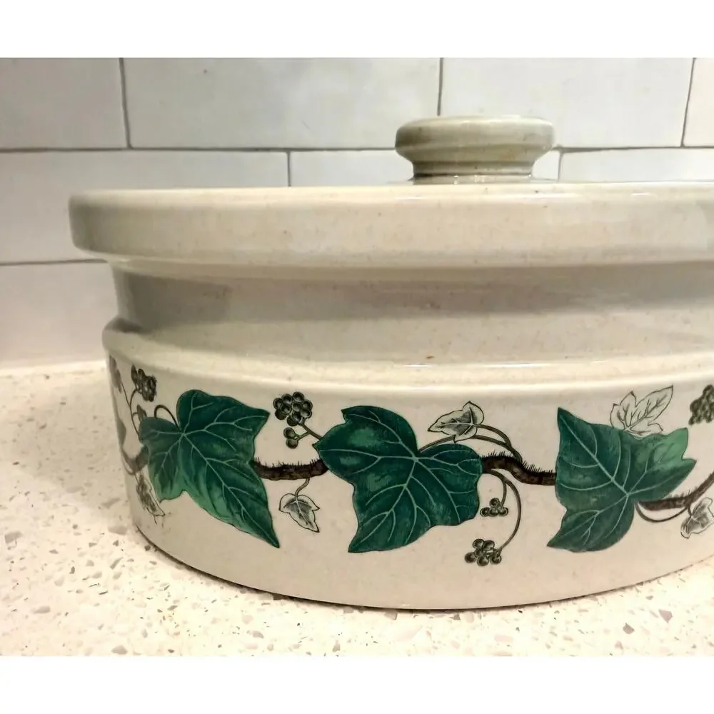 Wedgwood Napoleon Ivy Oven to Table 2.5 Quart Oval Covered Casserole English